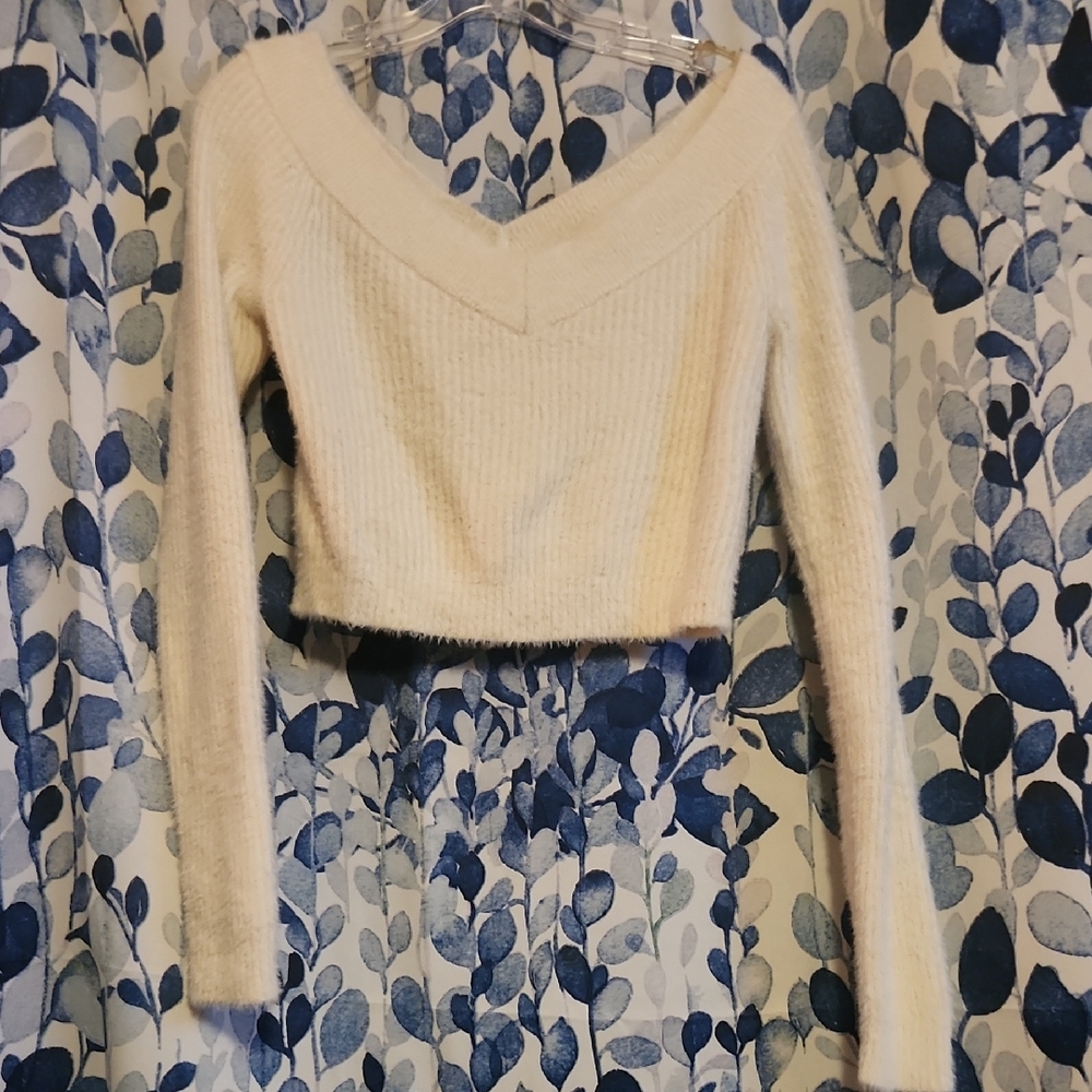 American Eagle White Fluffy V-Neck Women's Sweater Size Large‎ EUC